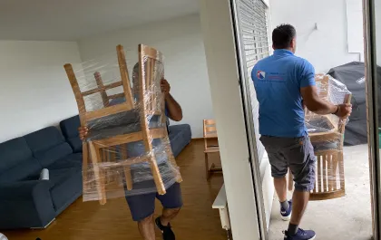 ZH-Umzug-Ein-und-Auspacken-tragen