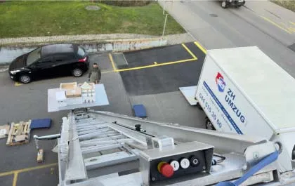 ZH-Umzug-Klaviertransport-Lieferwagen-umzug-zuverlaessige-umzugsfirma-beim-umzug-mit-moebellift-fenster